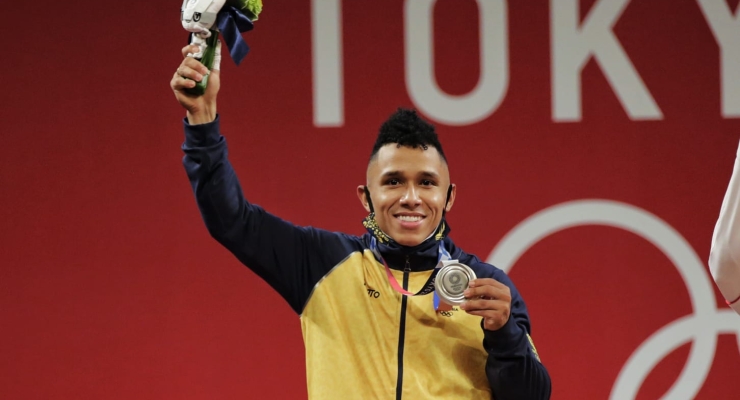 Luis Javier Mosquera gana medalla de plata en levantamiento de pesas en los Juegos Olímpicos Tokio 