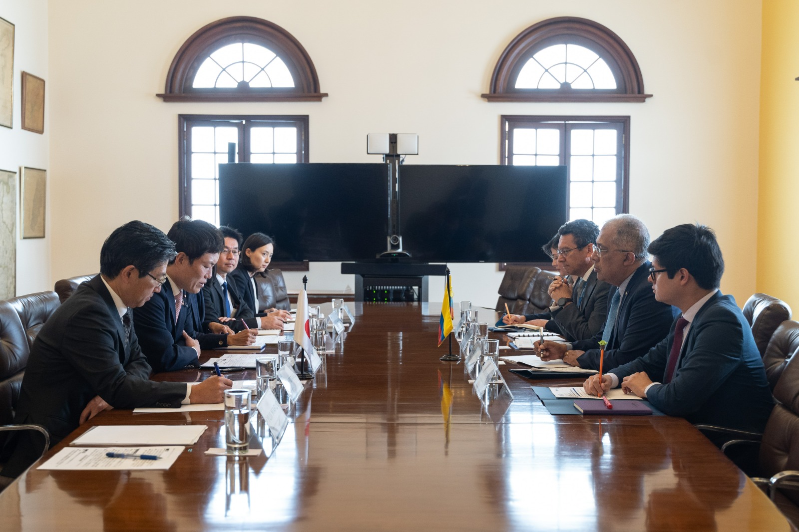 Viceministro Francisco Coy y el Viceministro Parlamentario de Asuntos Exteriores de Japón dialogaron sobre temas de la agenda bilateral