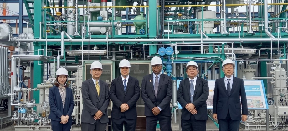 Embajador Gustavo Makanaky visita a la empresa especializada en soluciones de ingeniería para la producción y manejo de energías renovables para intercambiar conocimientos 