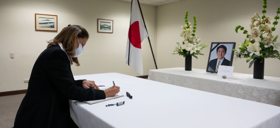 Vicepresidente - Canciller Marta Lucia Ramírez firmó libro de condolencias por el fallecimiento del exprimer ministro de Japón