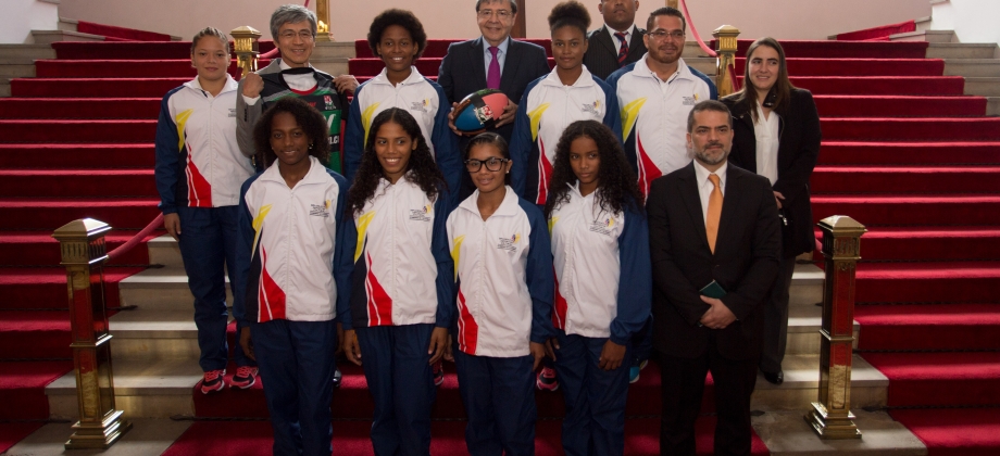 Canciller Trujillo participó en despedida a jugadoras de rugby de La Guajira que viajaron a Japón, con apoyo de la iniciativa Diplomacia Deportiva y Cultural