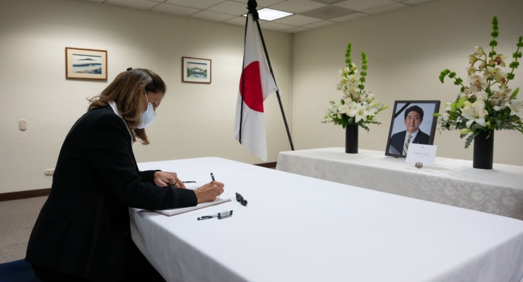 Vicepresidente - Canciller Marta Lucia Ramírez firmó libro de condolencias por el fallecimiento del exprimer ministro de Japón
